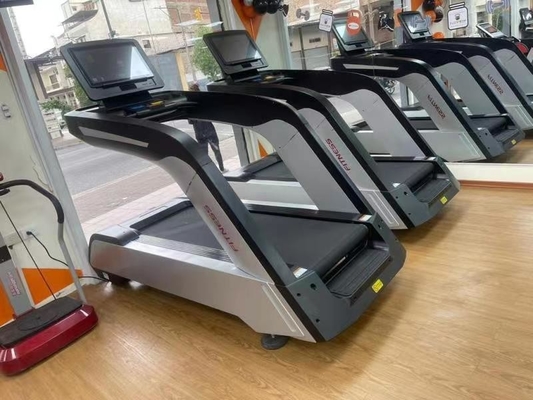 Logotipo personalizado disponible en una cinta de acero para entrenamiento cardiovascular en gimnasio comercial