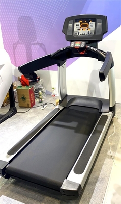 Experimente la conveniencia de una cinta de correr de carga media para correr y entrenar cardiovascularmente