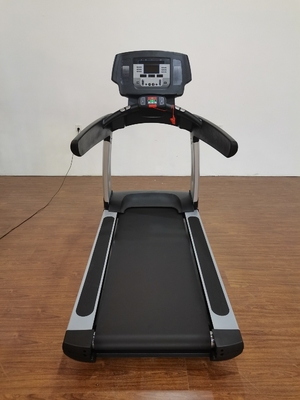 Experimente la conveniencia de una cinta de correr de carga media para correr y entrenar cardiovascularmente