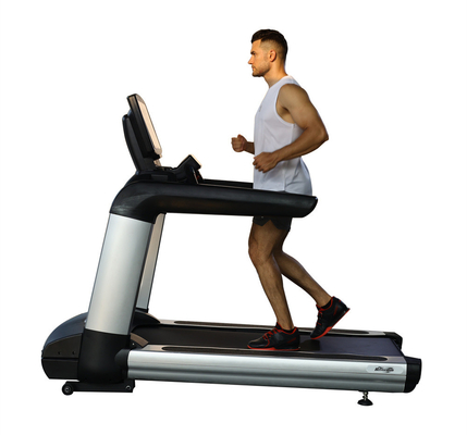 Experimente la conveniencia de una cinta de correr de carga media para correr y entrenar cardiovascularmente