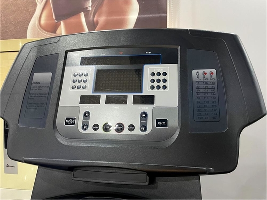 Experimente la conveniencia de una cinta de correr de carga media para correr y entrenar cardiovascularmente