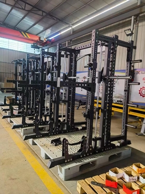 Equipo de gimnasio de máquina Smith multifuncional de acero personalizado para interiores con pilas de pesas