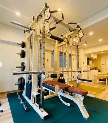 Máquina Smith para entrenamiento de fuerza en el gimnasio en casa
