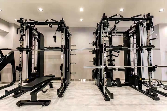 Máquina Smith para entrenamiento de fuerza en el gimnasio comercial multifuncional