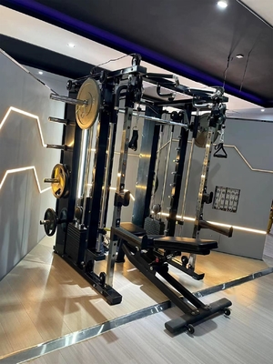 Máquina Smith para entrenamiento de fuerza en el gimnasio comercial multifuncional