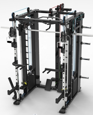 Entrenamiento de fuerza en el gimnasio en el hogar con entrenador funcional todo en uno y una pila de peso de 3 * 80 kg