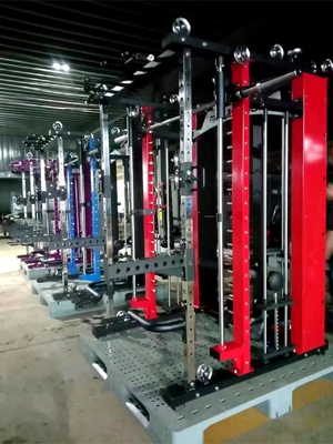 Entrenamiento de fuerza en el gimnasio en el hogar con entrenador funcional todo en uno y una pila de peso de 3 * 80 kg