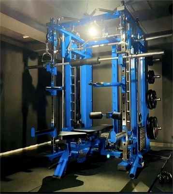 Entrenamiento de fuerza en el gimnasio en el hogar con entrenador funcional todo en uno y una pila de peso de 3 * 80 kg