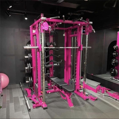 Entrenamiento de fuerza en el gimnasio en el hogar con entrenador funcional todo en uno y una pila de peso de 3 * 80 kg