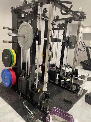 Entrenamiento de fuerza en el gimnasio en el hogar con entrenador funcional todo en uno y una pila de peso de 3 * 80 kg