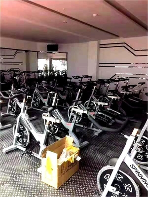 1250*520*1350mm Bicicletas de giro de entrenamiento cardiovascular comercial con altura ajustable