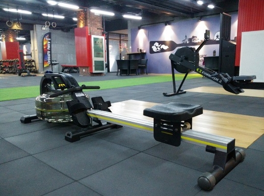Máquina de remo acuático plegable con función plegable en equipos de gimnasio