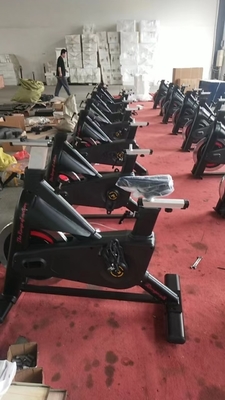 Equipo de gimnasio en casa universal de acondicionamiento físico Construcción corporal Girando en interiores Ejercicio Fit Bike