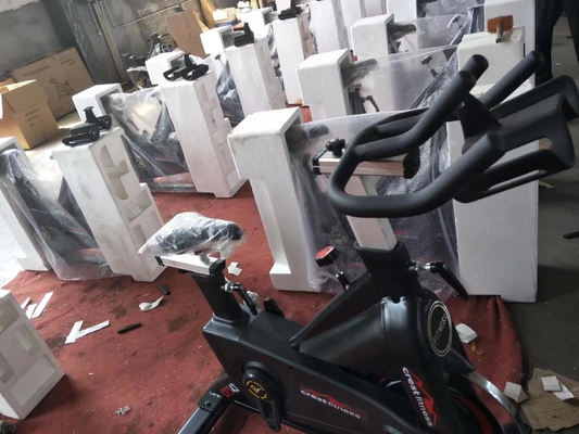 Equipo de gimnasio en casa universal de acondicionamiento físico Construcción corporal Girando en interiores Ejercicio Fit Bike