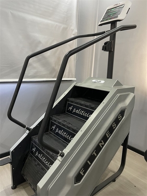 Logotipo personalizado disponible en la máquina paso a paso para el entrenamiento de fuerza en instalaciones comerciales