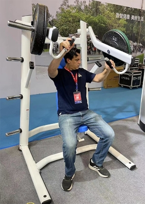 Lleve su entrenamiento torácico al siguiente nivel con nuestra máquina de prensa inclinada con placa.