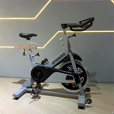 Ejercicio aeróbico Ciclismo de giro en interiores con resistencia magnética y función de construcción corporal