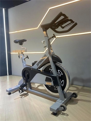 Ejercicio aeróbico Ciclismo de giro en interiores con resistencia magnética y función de construcción corporal