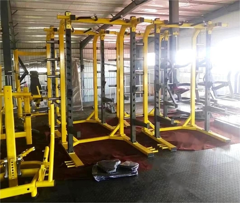 Ejercicio de entrenamiento de fuerza con accesorios de gimnasio y Power Squat Rack