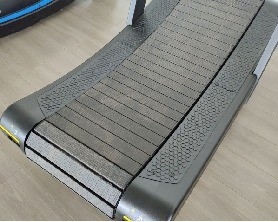Ejecutivo eléctrico de acondicionamiento físico corriendo máquina de cinta curva sin motor para entrenamiento de gimnasia
