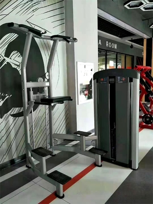 Equipo de gimnasio de acondicionamiento físico comercial con máquina asistida de inmersión en la barbilla