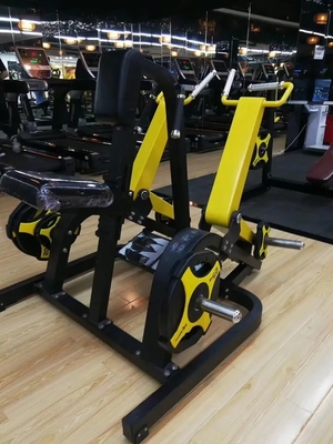 Placa de acero cargada sentada en la fila de nivel de inclinación para mejorar el rendimiento del gimnasio y los deportes
