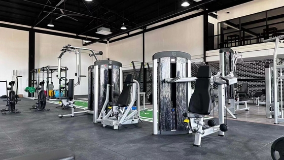 Equipo de gimnasio comercial Máquina de ejercicios de muslos exteriores con asiento ajustable