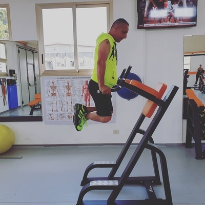 Entrenador de fuerza de rodillas verticales hacia arriba/bajo para ahorrar espacio