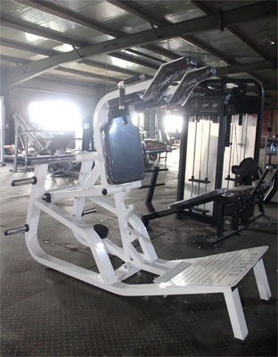 Máquina de sentadilla Super Hack cargada con placa de carga media para entrenamiento de fuerza personalizado