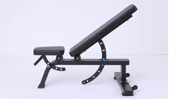 Un banco de ejercicios de metal unisex ideal para el levantamiento de pesas con mancuernas y ejercicios abdominales