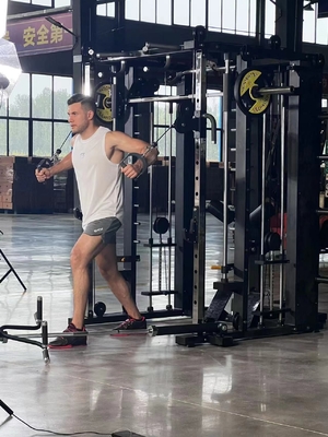 Antes de la construcción del cable de acero Cage de energía cruzada para el entrenamiento de gimnasio multifuncional