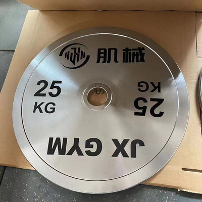 Barbell de entrenamiento de fuerza con placas de peso y plata de placas de cromo