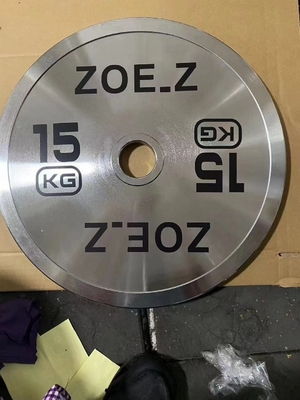 Barbell de entrenamiento de fuerza con placas de peso y plata de placas de cromo
