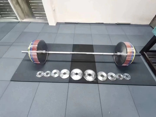 Barbell de entrenamiento de fuerza con placas de peso y plata de placas de cromo