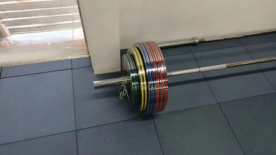 Barbell de entrenamiento de fuerza con placas de peso y plata de placas de cromo