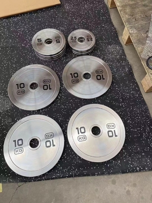 Barbell de entrenamiento de fuerza con placas de peso y plata de placas de cromo