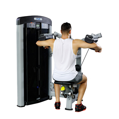 Entrenamiento Bicep en el gimnasio en casa hecho fácil con una máquina de ejercicios de levantamiento lateral sentado