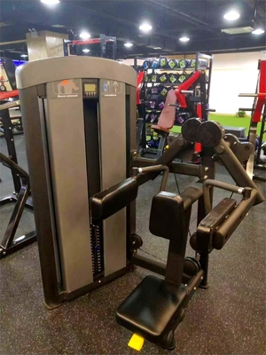 Entrenamiento Bicep en el gimnasio en casa hecho fácil con una máquina de ejercicios de levantamiento lateral sentado