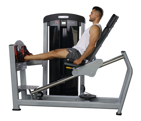 Utilizando la máquina de prensa de piernas sentadas para entrenamiento de fuerza Equipo de acondicionamiento físico Construcción corporal