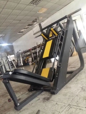 Máquina de Cuclillas de 45 grados para hacer cuclillas de piernas con una combinación de prensas.