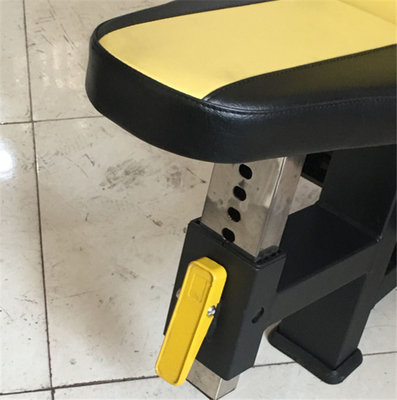 El entrenamiento de fuerza comercial se hace fácil con una máquina de 194 kg sentada en la fila trasera