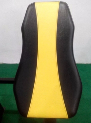 El entrenamiento de fuerza comercial se hace fácil con una máquina de 194 kg sentada en la fila trasera